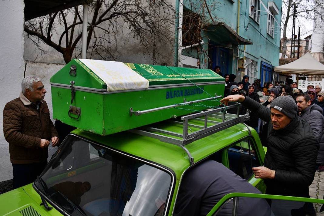 Ölen adamın cenazesini o arabanın üzerine koyup gezdirdiler! Meğer vasiyeti böyleymiş, yıllarca gözü gibi bakmış 3